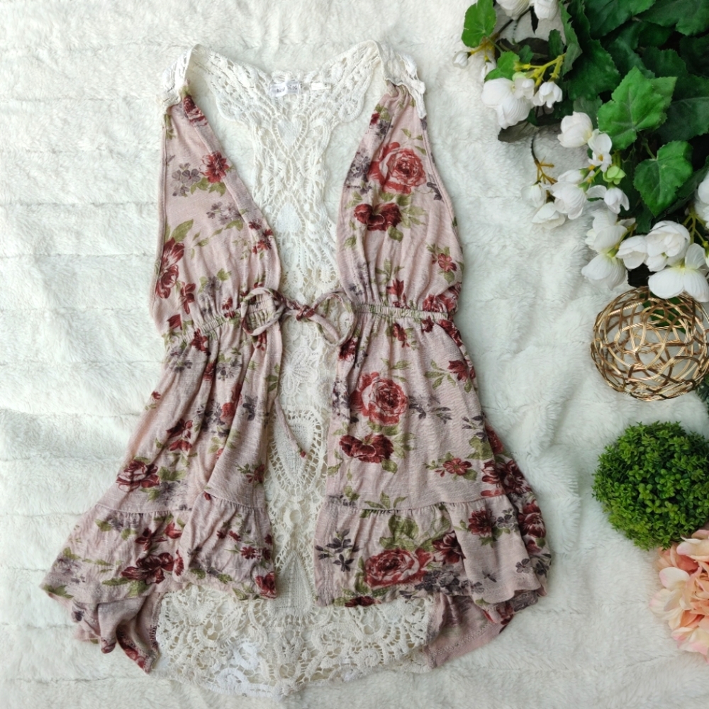 Tie-front floral print top with lace back